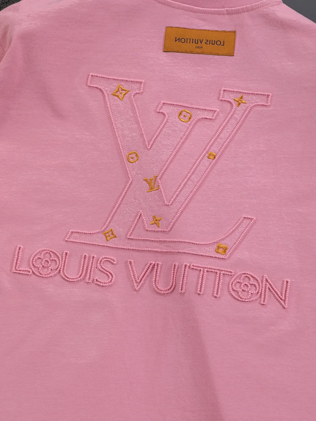 🅿️190 Louis Vuitton 1V LV micro-wide version S-XL LV 26ss New product counters are on the shelves at the same time Multiple craftsmanship Three-dimensional hollow gold dot letters embroidery on the chest🪡logo Large logo embroidery on the back hollow gold dot letters🪡logo Short-sleeved T-shirt Round neck short-sleeved T-shirt, the same style for men and women! Consigned to one-to-one creation. Synchronized with the official website, pure cotton fabrics at the counter! It is close to the skin and comfortable, durable and easy to wear. It has a classic and simple logo design and meticulous original craftsmanship. Short-sleeves, a must-have item for men, do not appear to be the same for the general public, but must be unique and eye-catching. This LV short-sleeve is all about quality, comfort, the same shape and fashion as always, including fabrics and cutting techniques. All of them have been made with great effort! 320 grams of washed pure cotton fabric, pure cotton is breathable, very refreshing and comfortable for daily wear. The rib knitting on the neckline is smooth and tight, and the neckline will not be skewed if you toss it at will. The loose version, you will find that it looks really good on the upper body. The overall is minimalist and neat, super versatile for daily use! Pair it casually with a pair of pants for a youthful look. A T-shirt will make your outfit crazy. It is a fashionable item that can never go wrong! Color: Black White Pink Size: S-XL Size chart: S: Shoulder width 50-Bust 56-Length 70 M: Shoulder width 52-Bust 57-Length 72 L: Shoulder width 54-Bust 59-Length 74 XL: Shoulder width 56-Bust 62-Length 76